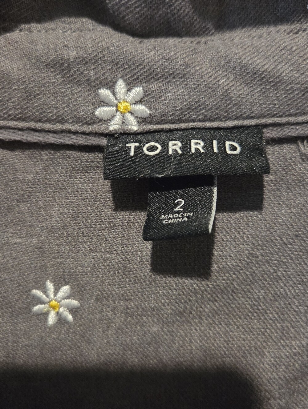 Torrid Gray Long Sleeve Embroidered Daisies Button Down Shirt Size 2/2X - Picture 3 of 6